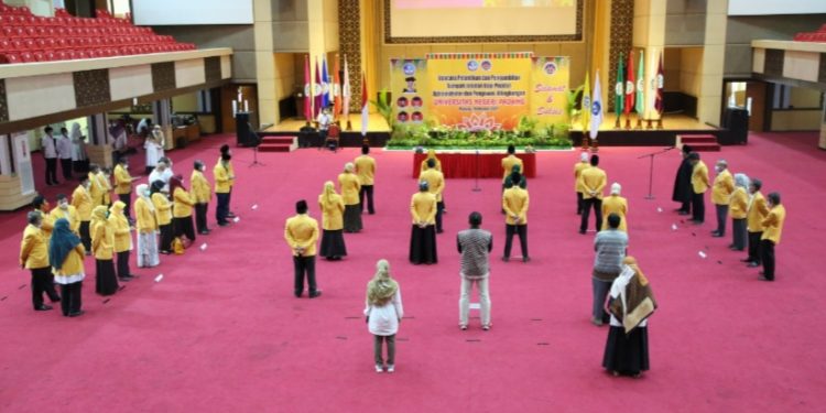 Rektor UNP Lantik Pengawas dan Administrator Secara Luring
