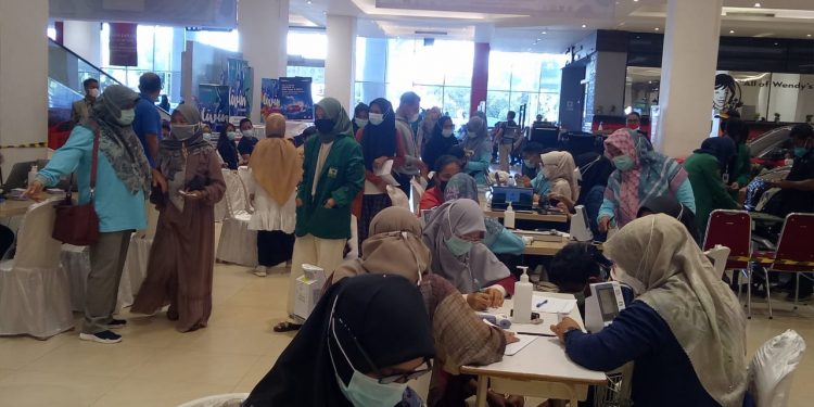 Respon Program Pemerintah, Antusias Warga Ikut Vaksin DPP IKA Unand