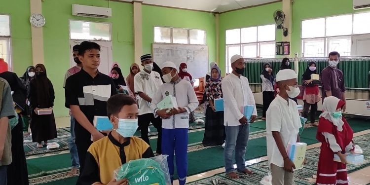 JBB Salurkan 2 Ribu Buku Tulis dan 100 Tas