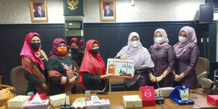 IKIAD Kota Padang Studi Banding Ke Pekanbaru untuk Perkenalkan Batik Tanah Liek