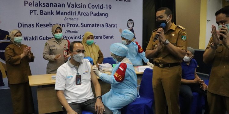 Pemprov Sumbar Targetkan Vaksinasi 50 Persen