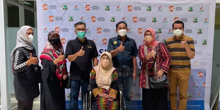 Lansia Semangat Minta Disuntik, Direktur RS Unand Merasa Salut dan Yakini Target Vaksinasi Tercapai