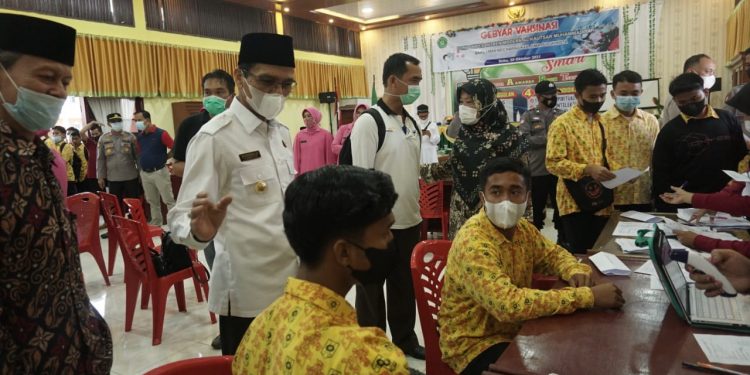 Bupati Safaruddin Tantang Kepala Dinas Kesehatan Capai 100.000 Vaksinasi Covid- 19 di Akhir Oktober