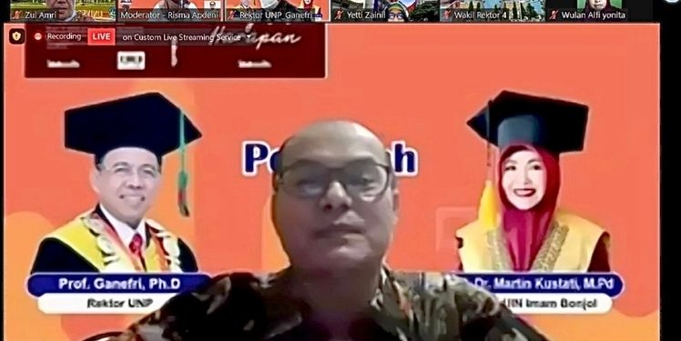 Buku Mengelola Harapan Ditelaah Rektor UNP