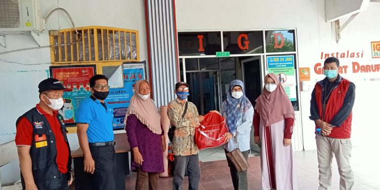 Dinsos PPrPA Pessel Salurkan Bantu Lansia Terlantar di Batang Kapas
