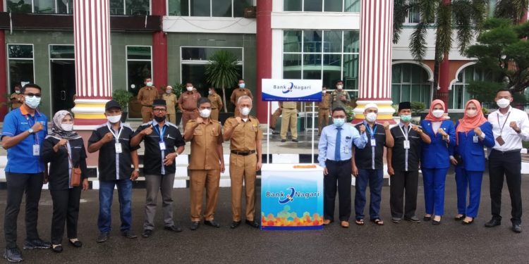 Sekda Pessel Resmikan QRIS Bagi Pedagang Pasar Rakyat