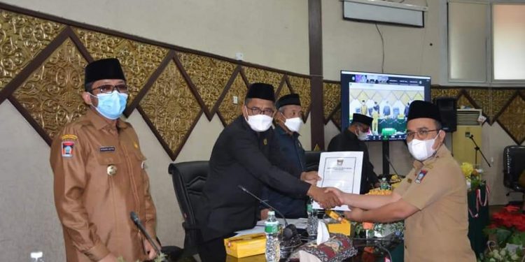 DPRD Kota Padang Rapat Paripurna Penyampaian Pendapat Akhir Fraksi Mengenai Ranperda Retribusi Jasa Umum