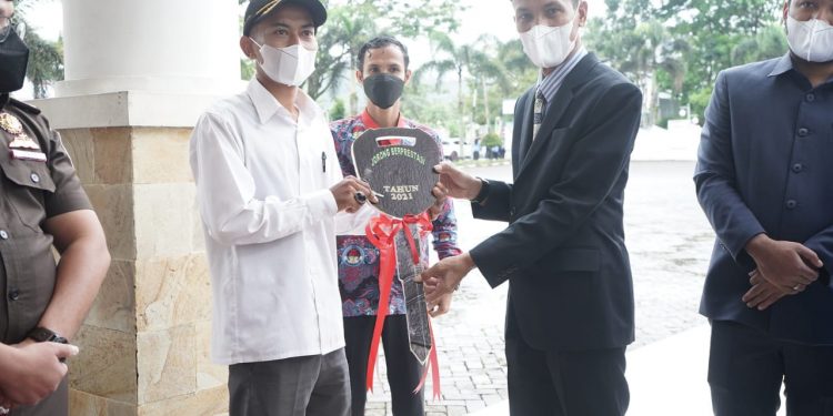 Pemkab Solsel Hibahkan 39 Kendaraan Roda 2 kepada Pemerintahan Nagari