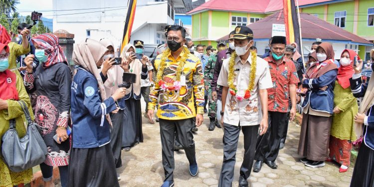 Bupati dan Wabup Solsel Salurkan Seragam Gratis Kepada Pelajar