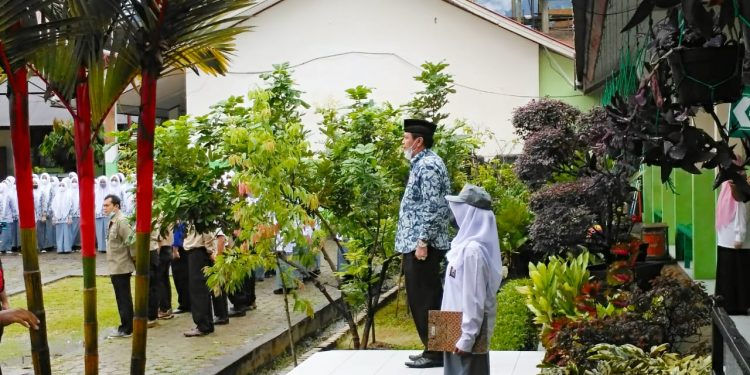 Ketua DPD LPM Padang Jadi Pembina Upacara di SMA 15 padang