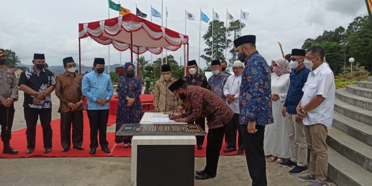 Sumbangan Alumni SMP Padang Panjang Angkatan 1981 Bangun Tugu Alquran Diresmikan Secara Meriah