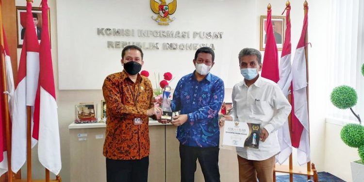Komisi Informasi Pusat Serahkan Sertifikat Penghargaan PTN Informatif kepada UNP