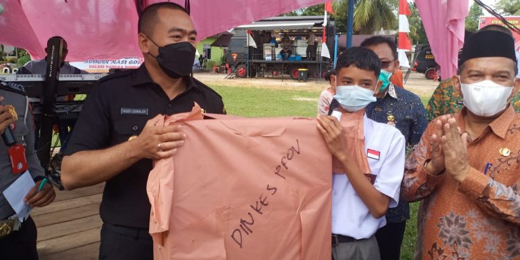 Selain Vaksinasi Bertabur Hadiah, Masyarakat dan Pelajar Membludak Ingin Lihat Kegantengan Wagub Audi Joinaldy Secara Langsung