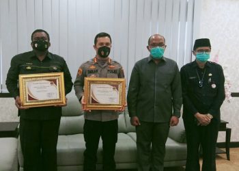 Ketua DPRD Sumbar Supardi Berikan Penghargaan Pada Kapolresta Padang