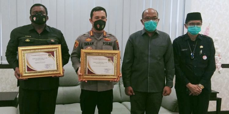 Ketua DPRD Sumbar Supardi Berikan Penghargaan Pada Kapolresta Padang