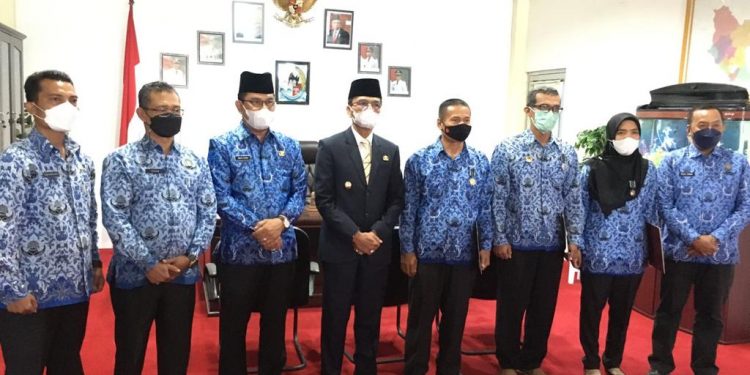 Peringati 50 Tahun KORPRI, Bupati Safaruddin Beri Satyalancana Karya Satya Kepada ASN di Pemkab 50 Kota