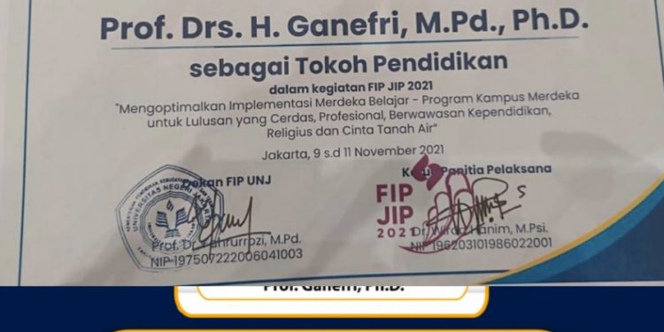 Rektor UNP Ganefri Dinobatkan Jadi Tokoh Pendidikan   