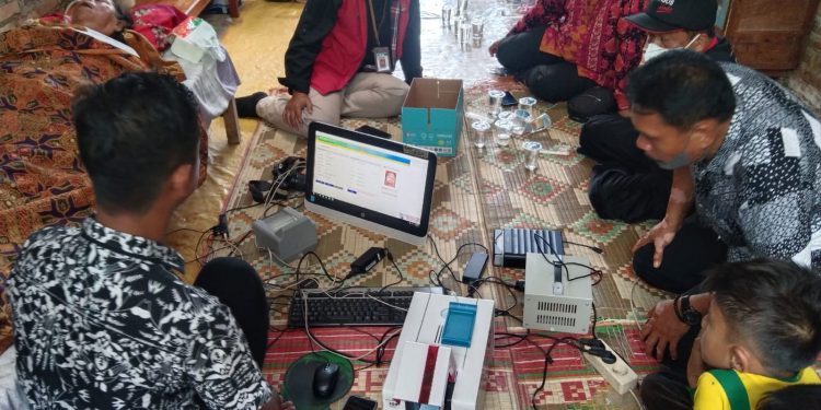 Petugas UKL Dukcapil Batang Kapas Lakukan Perekaman Data Lansia Terlantar