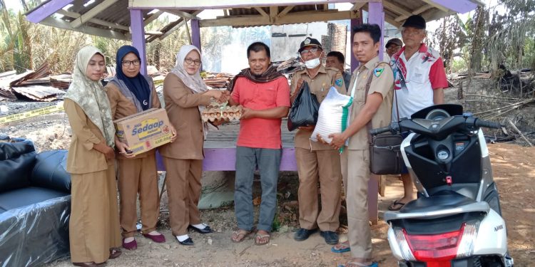 Wali Nagari Lakitan Salurkan Sembako Pada Korban Kebakaran di Gurun Panjang