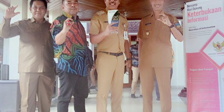 Bupati Solok Selatan Raih Anugrah Tokoh Keterbukaan
