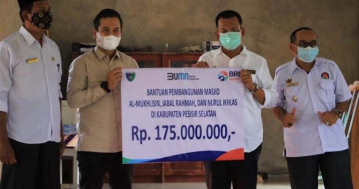 Keren, Bupati Rusma Yul Anwar Serahkan CSR BRI Peduli Untuk Tiga Masjid di Pesisir Selatan