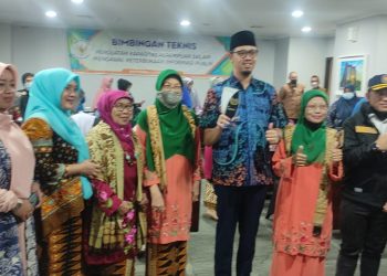 Wali Kota Bukittinggi Erman Safar Terima Tokoh Keterbukaan Informasi 2021