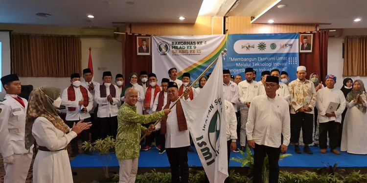 Budi Syukur Dilantik Habibie Jadi Ketua ISMI Sumbar di Rakornas Bandung