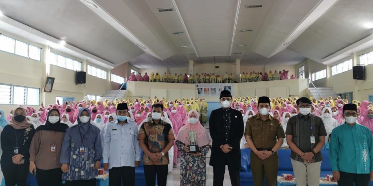 BI Sumbar Serahkan Anugerah BI Award Kepada Pimpinan Pondok Pesantren Perguruan Diniyah Puteri Padang Panjang