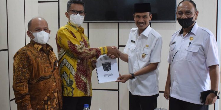 Wabup Solsel Yulian Efi Terima Bantuan Tabung Oksigen Dari Kementrian Perindustrian RI
