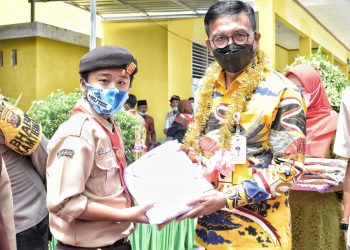 Bupati Solok Selatan dan Wakil Bupati Serahkan Bantuan Seragam Gratis Ke 3 Sekolah di 3 Kecamatan di Kabupaten Solok Selatan