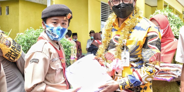 Bupati Solok Selatan dan Wakil Bupati Serahkan Bantuan Seragam Gratis Ke 3 Sekolah di 3 Kecamatan di Kabupaten Solok Selatan