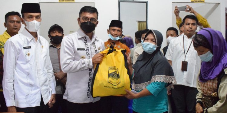 Bupati Solsel Salurkan Bantuan Sembako Covid 19 di Nagari
