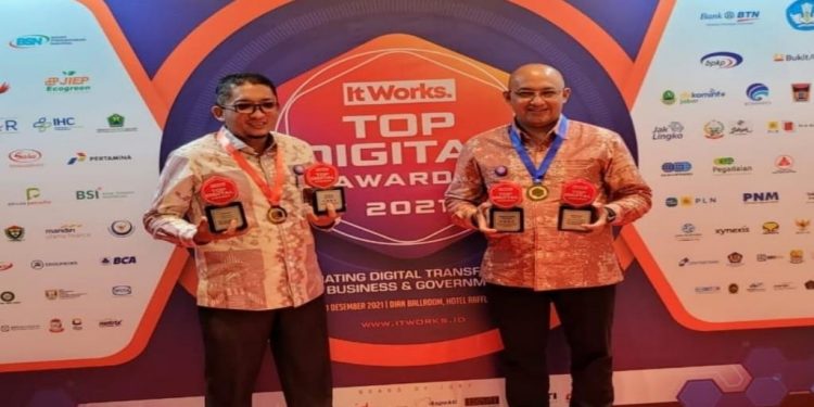 Lagi, Perumda Air Minum Kota Padang Raih Top Digital Implementation 2021 da Hendri Septa Sebagai Top Stake Holder on Top Digital Implentation 2021
