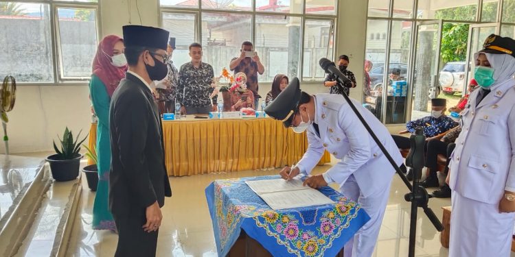 Sertijab Camat IV Jurai, Bupati Pessel Minta Pahami Karakter dan Potensi Masyarakat