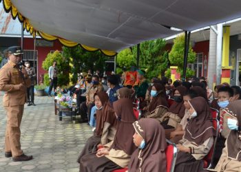Wabup Iraddatillah Tinjau Vaksinasi Covid-19 Usia 6-11 Tahun di SDN 22 Sijunjung