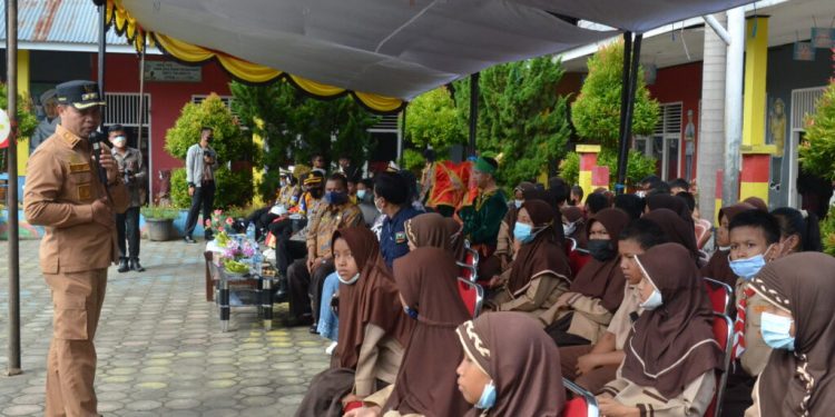 Wabup Iraddatillah Tinjau Vaksinasi Covid-19 Usia 6-11 Tahun di SDN 22 Sijunjung