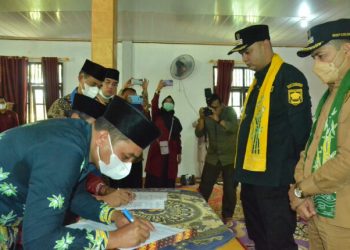 Disaksikan Bupati dan Wabup Sijunjung, Pemnag Kumanis Lakukan MoU Bersama IAIN Batusangkar