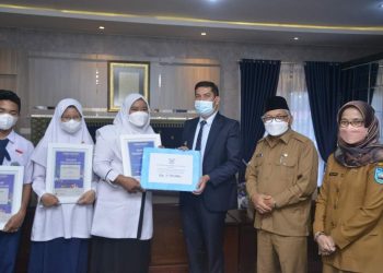 Prestasi Internasional, Deri Asta Beri Piagam dan Hadiah 4 Pelajar MTsN 02 Sawahlunto