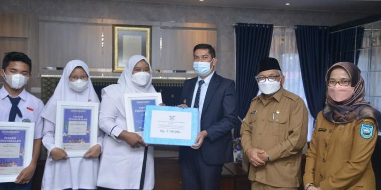 Prestasi Internasional, Deri Asta Beri Piagam dan Hadiah 4 Pelajar MTsN 02 Sawahlunto
