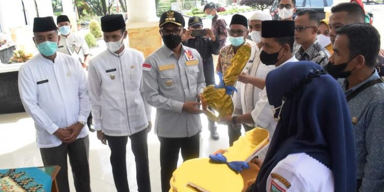 Pemkab Solok Selatan Terima Empat Unit Micro Bus Kemendes