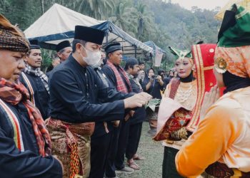 Deri Asta Apresiasi Pemuda Nagari Kubang