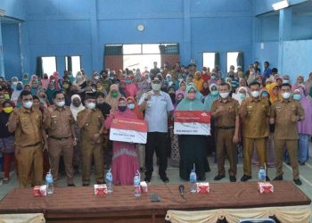 Bupati Sijunjung Salurkan KKS Sembako