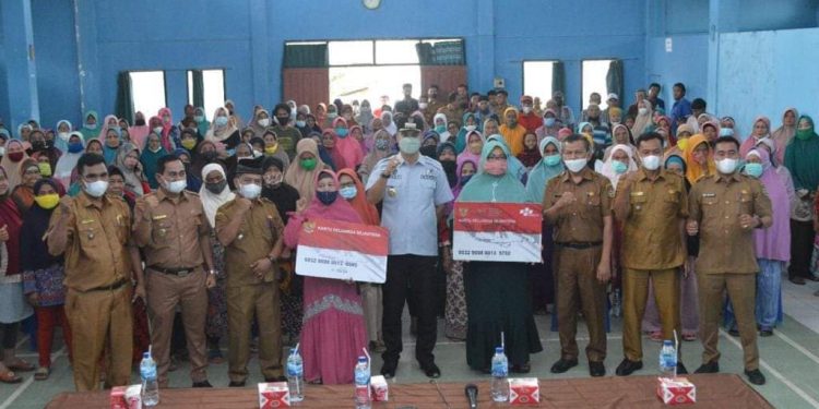 Bupati Sijunjung Salurkan KKS Sembako