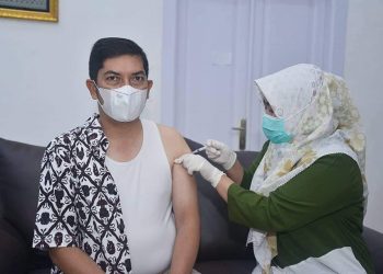 Deri Asta Bersama Meivyta Deri Asta Lakukan Vaksinasi COVID-19 Dosis Ketiga