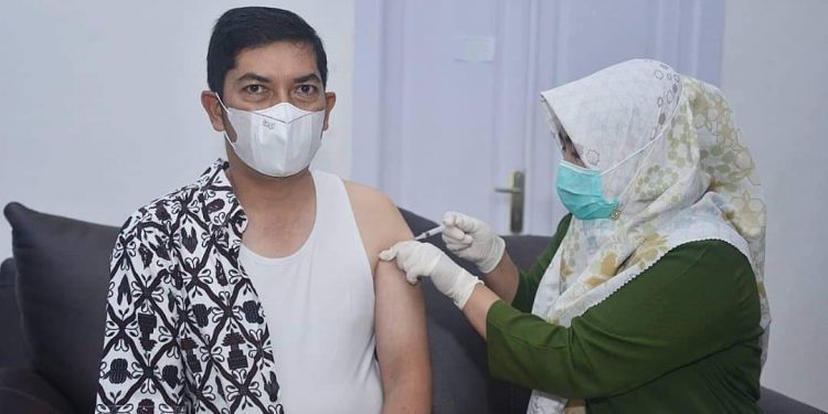 Deri Asta Bersama Meivyta Deri Asta Lakukan Vaksinasi COVID-19 Dosis Ketiga