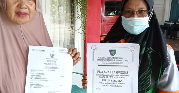 Layanan Kependudukan, UKL Disdukcapil Lengayang Serahkan Akte Kematian