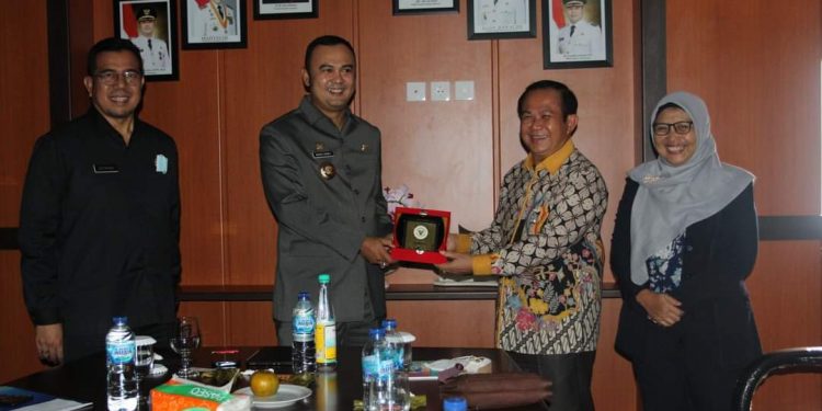 Bupati Sijunjung Benny Dwifa Yuswir Dikunjungi Pembina APKASI