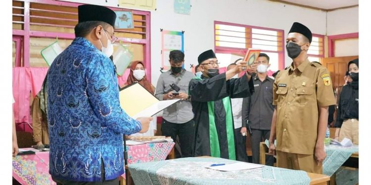 Lantik Wali Nagari Sabu, Richi Aprian Minta Masyarakat Bantu Percepatan Pembangunan Nagari