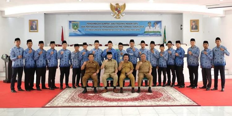 Serahkan 55 SK Pengangkatan PNS, Fadly Amran Minta Bekerja Baik dan Profesional