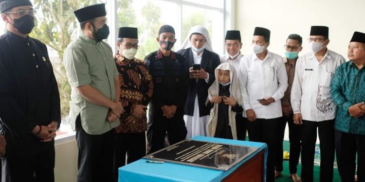 Fadly Amran Resmikan Masjid Ummul Khalisah